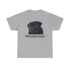 Misunderstood Pug Tee - Süßes Unisex Shirt, entzückendes und schrulliges Design, perfektes Geschenk für Mops-Liebhaber und Hunde-Enthusiasten Bild 9