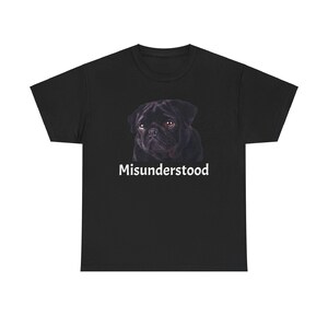 Misunderstood Pug Tee - Süßes Unisex Shirt, entzückendes und schrulliges Design, perfektes Geschenk für Mops-Liebhaber und Hunde-Enthusiasten Bild 6
