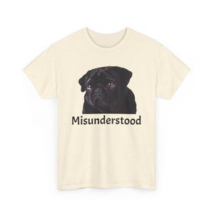 Misunderstood Pug Tee - Süßes Unisex Shirt, entzückendes und schrulliges Design, perfektes Geschenk für Mops-Liebhaber und Hunde-Enthusiasten Bild 3