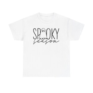 Spooky Season Tee - Koszulka unisex na Halloween, świąteczna grafika, idealna dla jesiennej mody, miłośników duchów i entuzjastów świąt