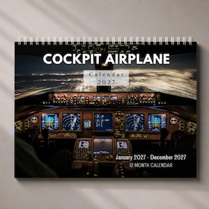 Puede incluir: Calendario encuadernado en espiral con una vista de la cabina de un avión. El calendario muestra el texto "COCKPIT AIRPLANE Calendar 2027" y "Enero 2027 - Diciembre 2027". La imagen muestra los instrumentos de la cabina y una vista de la pista.