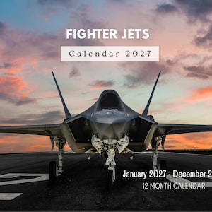 Puede incluir: Un calendario de pared 2027 con un avión de combate gris oscuro en una pista al atardecer. El texto dice FIGHTER JETS CALENDAR 2027 y January 2027 - December 2027 12 MONTH CALENDAR. Se ve un avión más pequeño en el cielo naranja y púrpura.
