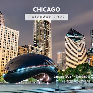 Könnte beinhalten: Ein Wandkalender für 2027 mit einer nächtlichen Ansicht der Skyline von Chicago und der Skulptur Cloud Gate im Vordergrund. Der Text lautet CHICAGO Calendar 2027 und January 2027 - December 2027 12 MONTH CALENDAR in weißer und schwarzer Schrift.