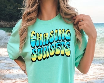 Camiseta Chasing Sunsets: Camiseta retro de vacaciones en la playa
