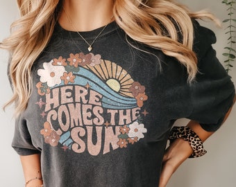 Camiseta "Here Comes The Sun": Camiseta con colores retro y cómodos