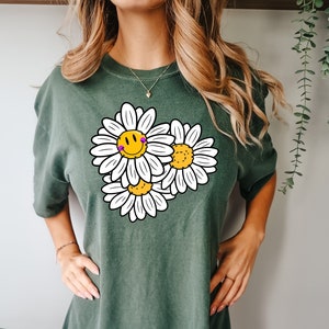 Daisy Shirt, Wildflower Shirt, Summer Flower Shirt, Boho Shirt, Retro Happy Flower Shirt, Smiley Face Flower Shirt, Women Shirt, Flower Tee