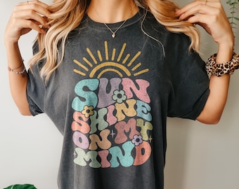 Camiseta Sunshine On My Mind: Camiseta retro de verano con gráficos y colores cómodos