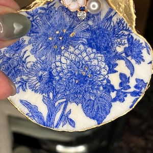 Scallop Shell Ring/ jewelry Dish,Small Coastal Trinket Dish, Gift for engagement or Bride, Beachy decor