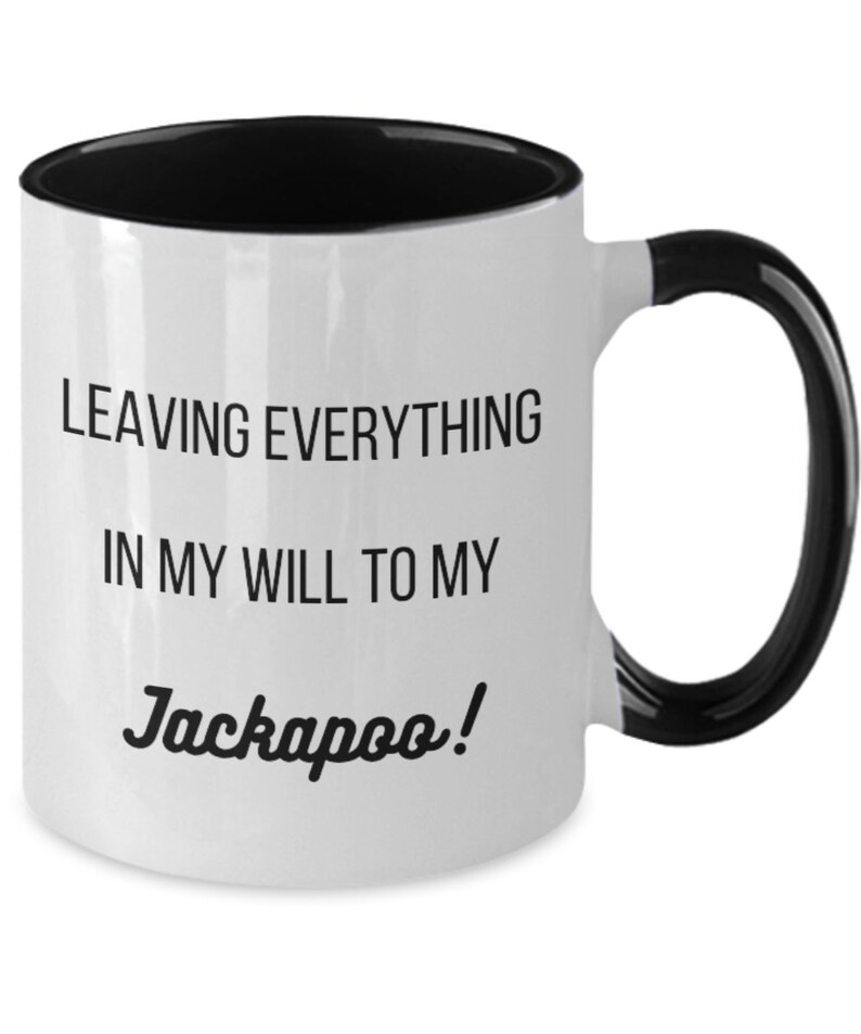 Pu&ograve; includere: Tazza in ceramica bianca con interno e manico neri. La tazza presenta il testo "LEAVING EVERYTHING IN MY WILL TO MY Jackapoo!" in nero, in grassetto. Un regalo umoristico per un proprietario di Jackapoo.