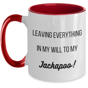 Pu&ograve; includere: Tazza in ceramica bianca con interno e manico rossi. La tazza presenta il testo nero "LEAVING EVERYTHING IN MY WILL TO MY Jackapoo!", un'affermazione umoristica per gli amanti dei cani.