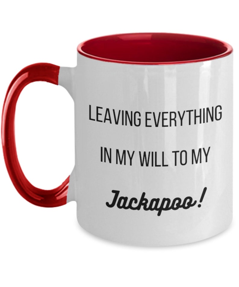 Pu&ograve; includere: Tazza in ceramica bianca con interno e manico rossi. La tazza presenta il testo nero "LEAVING EVERYTHING IN MY WILL TO MY Jackapoo!", un'affermazione umoristica per gli amanti dei cani.
