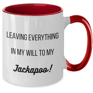 Pu&ograve; includere: Tazza in ceramica bianca con interno e manico rossi. La tazza presenta il testo "LEAVING EVERYTHING IN MY WILL TO MY Jackapoo!" in nero, con un carattere giocoso. Un regalo umoristico per gli amanti dei cani.