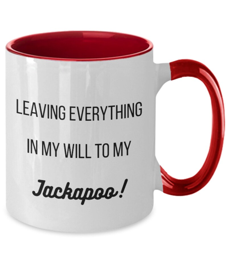 Pu&ograve; includere: Tazza in ceramica bianca con interno e manico rossi. La tazza presenta il testo "LEAVING EVERYTHING IN MY WILL TO MY Jackapoo!" in nero, con un carattere giocoso. Un regalo umoristico per gli amanti dei cani.