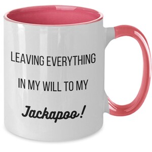 Pu&ograve; includere: Tazza in ceramica bianca con interno e manico rosa. La tazza presenta il testo "LEAVING EVERYTHING IN MY WILL TO MY Jackapoo!" in nero, con un carattere giocoso. Un regalo divertente per i proprietari di Jackapoo.