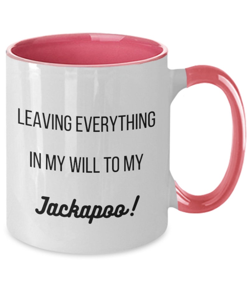 Pu&ograve; includere: Tazza in ceramica bianca con interno e manico rosa. La tazza presenta il testo "LEAVING EVERYTHING IN MY WILL TO MY Jackapoo!" in nero, con un carattere giocoso. Un regalo divertente per i proprietari di Jackapoo.