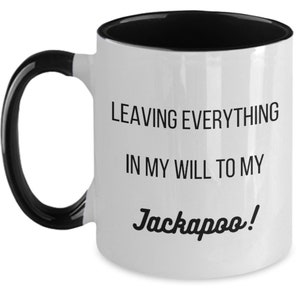 Pu&ograve; includere: Tazza in ceramica bianca con interno, manico e bordo neri. La tazza presenta il testo nero "LEAVING EVERYTHING IN MY WILL TO MY Jackapoo!", una dichiarazione umoristica per gli amanti dei cani.