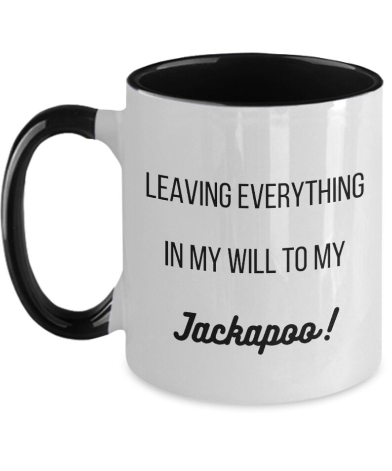 Pu&ograve; includere: Tazza in ceramica bianca con interno, manico e bordo neri. La tazza presenta il testo nero "LEAVING EVERYTHING IN MY WILL TO MY Jackapoo!", una dichiarazione umoristica per gli amanti dei cani.