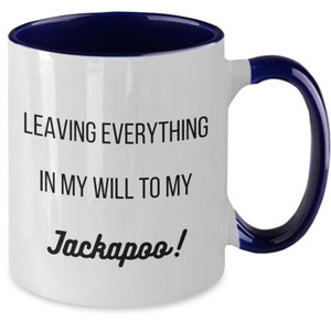 Pu&ograve; includere: Tazza in ceramica bianca con interno e manico blu navy. La tazza presenta il testo "LEAVING EVERYTHING IN MY WILL TO MY Jackapoo!" in nero, carattere informale. Un regalo umoristico per un proprietario di Jackapoo.