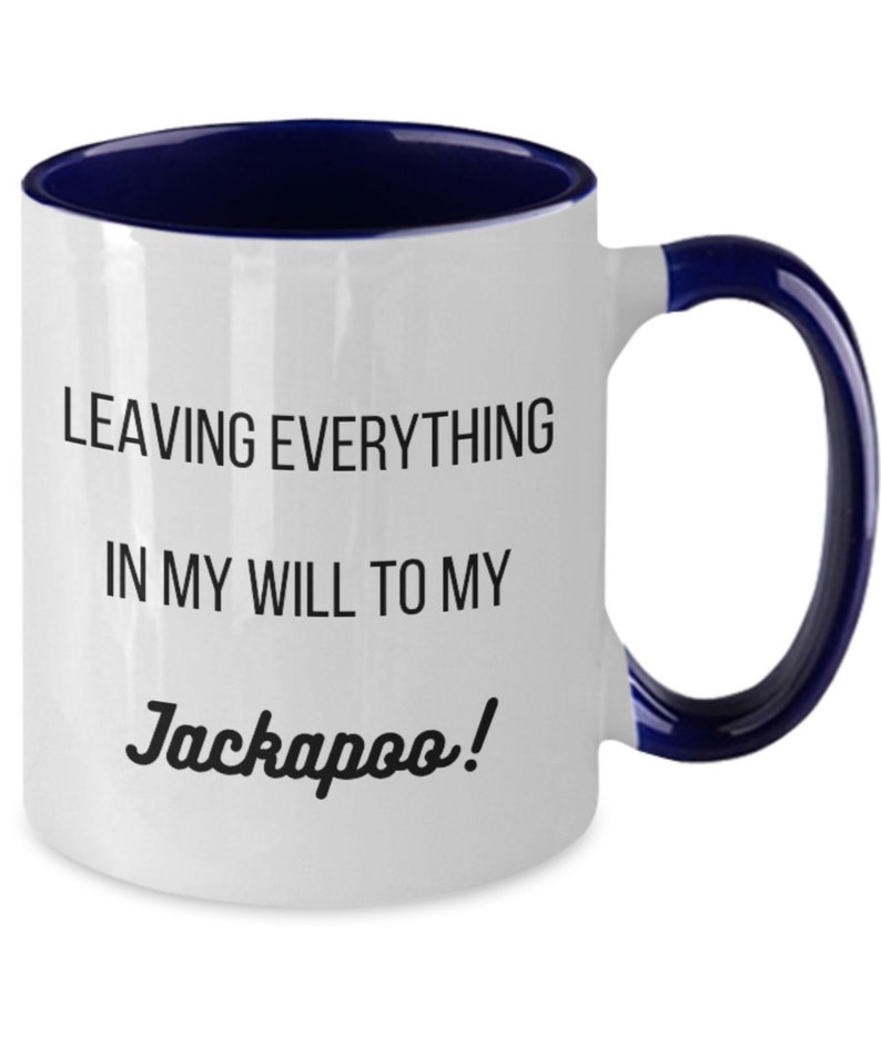 Pu&ograve; includere: Tazza in ceramica bianca con interno e manico blu navy. La tazza presenta il testo "LEAVING EVERYTHING IN MY WILL TO MY Jackapoo!" in nero, carattere informale. Un regalo umoristico per un proprietario di Jackapoo.