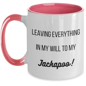 Pu&ograve; includere: Tazza in ceramica bianca con interno e manico rosa. La tazza presenta il testo "LEAVING EVERYTHING IN MY WILL TO MY Jackapoo!" in nero, una dichiarazione umoristica per gli amanti dei cani.
