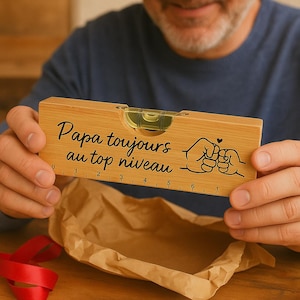 Niveau à bulle en bois avec décapsuleur et gravure personnalisée -cadeau idéal pour bricoleur -fête des pères, oncle, tonton, parrain