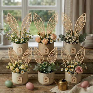 Peut inclure: Six petits pots en céramique avec des compositions florales et des décorations d'oreilles de lapin en bois. Chaque pot porte un numéro différent. Les fleurs comprennent des marguerites, des roses et de l'eucalyptus. Décoration de Pâques.