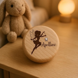 Könnte beinhalten: Eine hölzerne Zahnfee-Box mit einer Silhouette einer Fee, die einen Zahn hält. Die Box ist mit dem Namen "Apolline" graviert.