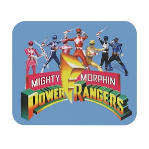 Puede incluir: Imagen cuadrada con el logotipo y los personajes de Mighty Morphin Power Rangers. El logotipo es verde, amarillo y rojo, con las palabras "Mighty Morphin Power Rangers". Los personajes son de varios colores, incluyendo rojo, rosa, azul, amarillo, negro y un azul más oscuro.