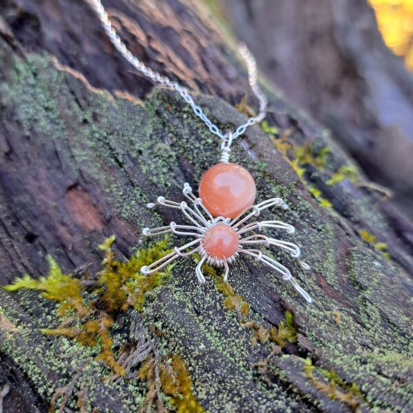 Spider Necklace, in sterling silver or gold! Wirewrapped jewelry. Jumping Spider.Wirewrapped Pendant. Moss Agate Necklace.Spider jewelry.