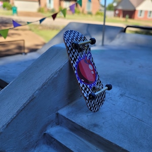FingerbombSK8boards custom 34 mm Complete Fingerboard (&quot;Dimension&quot;) Real wear graphics