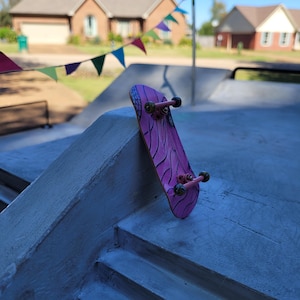 FingerbombSK8boards custom 34 mm Pro Fingerboard Artist Series (&quot;Grieve&quot;) Real wear graphics