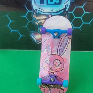 FingerbombSK8boards custom 34 mm Complete Fingerboard Artist Series (&quot;Rabit Hole&quot;) Real wear graphics