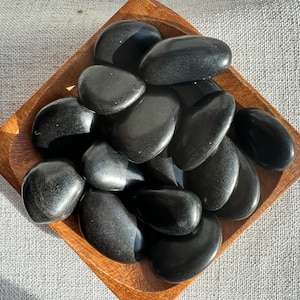 Schungit Stein - Intuitiv ausgewählter Trommelstein - 4-5 cm Groß - Schützende Energie für Dich & Deine Kristallsammlung