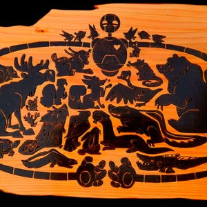 The Wild Roboter handgemacht, geölt und lackiert, Laser-Holzschild. Personalisierung verfügbar. Wir verwenden alle Einnahmen in den Kampf gegen Krebs!