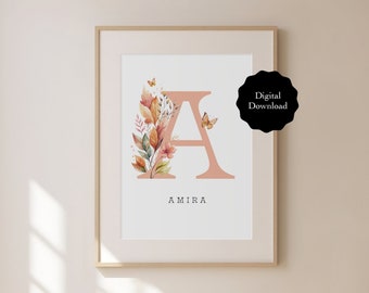 Puede incluir: Una descarga digital imprimible con una ilustración de acuarela de la letra A decorada con hojas de otoño y mariposas. El nombre "AMIRA" está escrito debajo de la letra.