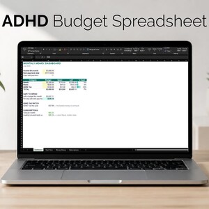 Peut inclure: Un écran d'ordinateur portable affichant une feuille de calcul budgétaire ADHD avec un tableau de bord financier mensuel. L'interface comprend des colonnes pour le budget, les dépenses et le reste, avec des lignes pour diverses catégories.
