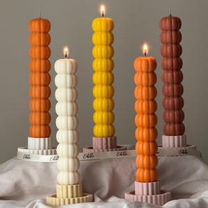 Bougie conique citrouille en cire de soja coulée à la main : décoration d'Halloween