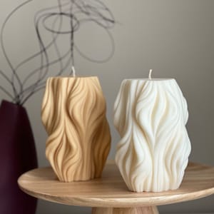 Enorme gegolfde sojakaars: abstract geometrisch salontafeldecor