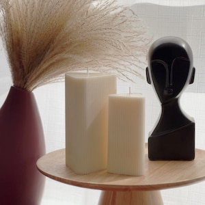 Geribbelde kaarsenset met driehoekige pilaar | Sojawaskaars | Decoratieve kaars | Esthetische kaars| Gevormde kaars| Geurkaarsen| Unieke kaars