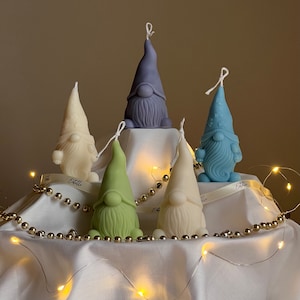 Weihnachts-Wichtel-Kerze | Handgemachtes Geschenk | Gonk Kerze| Niedliche Soja Kerze | Weihnachtsdekor | Handgegossene Kerze|Festliche Dekoration|Weihnachtsgeschenk