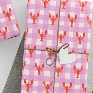 Papier pakowy w kratkę Lobster Gingham | Różowy papier do pakowania prezentów z owocami morza | Papier prezentowy Beach House Coastal | Letnie artykuły urodzinowe