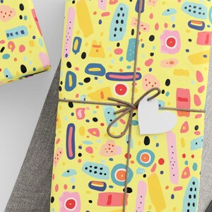 Abstrakcyjny papier do pakowania Butter Yellow Doodle, kolorowe nowoczesne opakowanie na prezent, zabawny geometryczny papier do prezentów, zabawne artykuły na przyjęcie urodzinowe