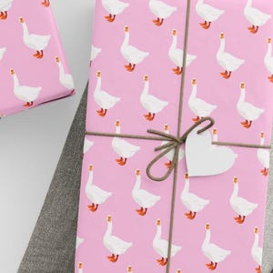 Papiers d'emballage rose pastel avec une oie rigolote, emballage cadeau animal idiot, motif oies klaxonnant, emballage cadeau original et rigolo, thème Honk Honk ludique