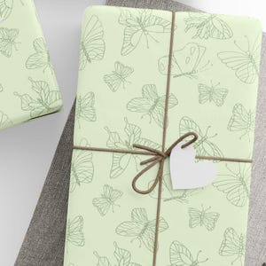 Hellgrünes Geschenkpapier mit Schmetterlingen | Minimalistische Insekten Geschenkverpackung | Dezentes Mottengeschenkpapier | Eleganter Frühlings-Geburtstags-Wrap