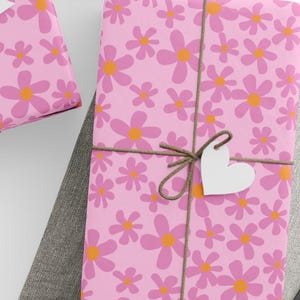 Handgetekende retro cadeauverpakking roze bloem - schattige madeliefje bloemmotief verjaardag inpakpapier voor meisje, moeder en grootmoeder