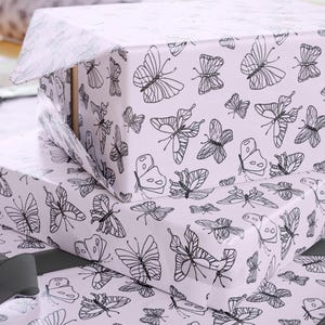 Papel de regalo, papel de regalo con mariposas de arte lineal, papel de regalo minimalista con polillas, elegante papel de regalo de cumpleaños primaveral con insectos, tema de naturaleza sencilla