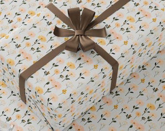 Carta da regalo con fiori di campo - Carta da regalo floreale gialla e pesca, fogli con motivi botanici, carta primaverile per regali, delicata carta da regalo con fiori