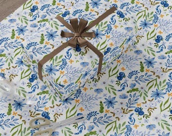 Blaues Geschenkpapier mit Blumenmuster