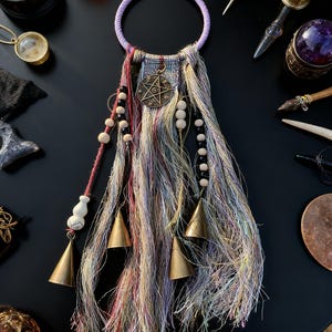 Campanas de bruja con corona de hierro, campanas de bruja con hermosas cintas, campanas colgantes para proteger la puerta, regalos para el guardián espiritual