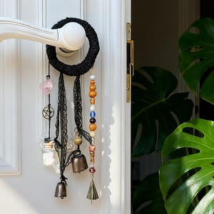 Campana de viento colgante con corona negra para puerta, campanas de bruja con llave de hierro antigua, piedra morada y encaje negro, regalo de bruja